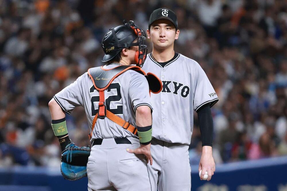 二軍落ちが決まった横川（右）と捕手の小林