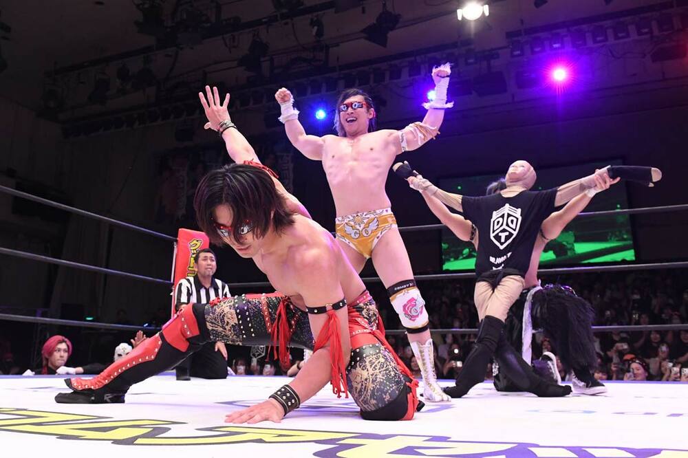 (左から)武知海青、平田一喜、ヨシヒコ、MAO