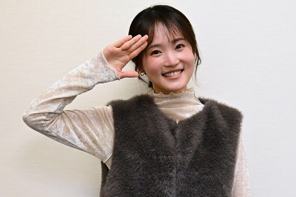 アサデスポーズをする岡田アナ