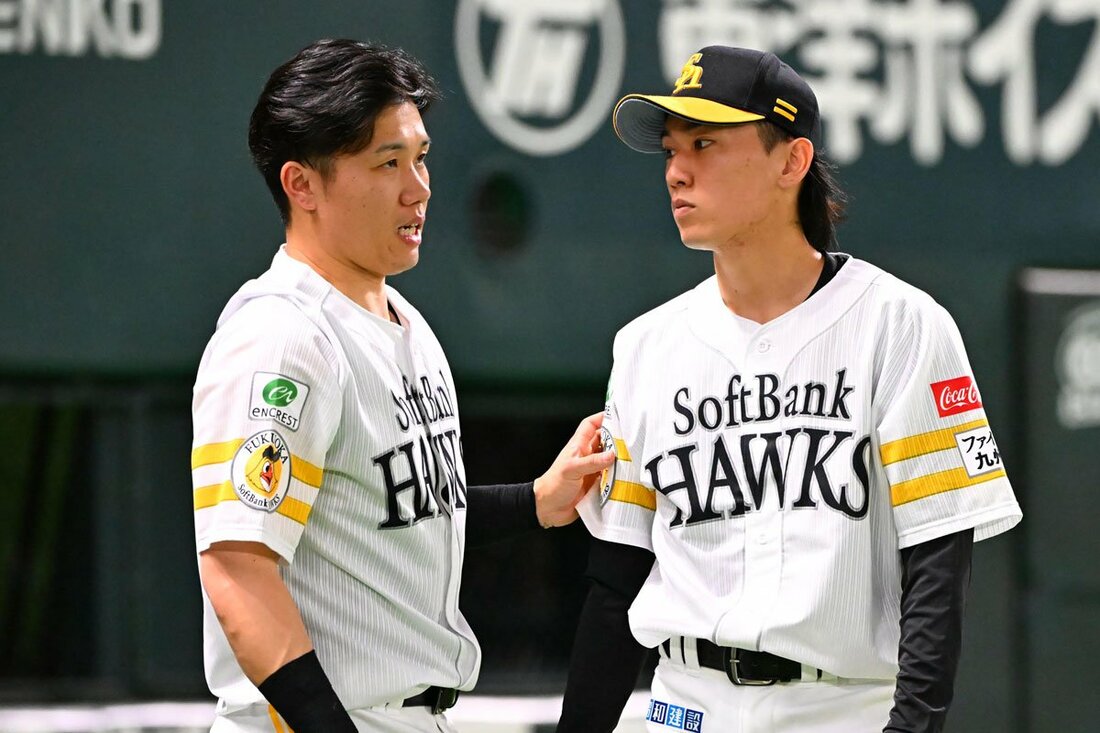 今季は海野隆司(左)とのコンビで息の合った投球を見せているソフトバンク・大津亮介
