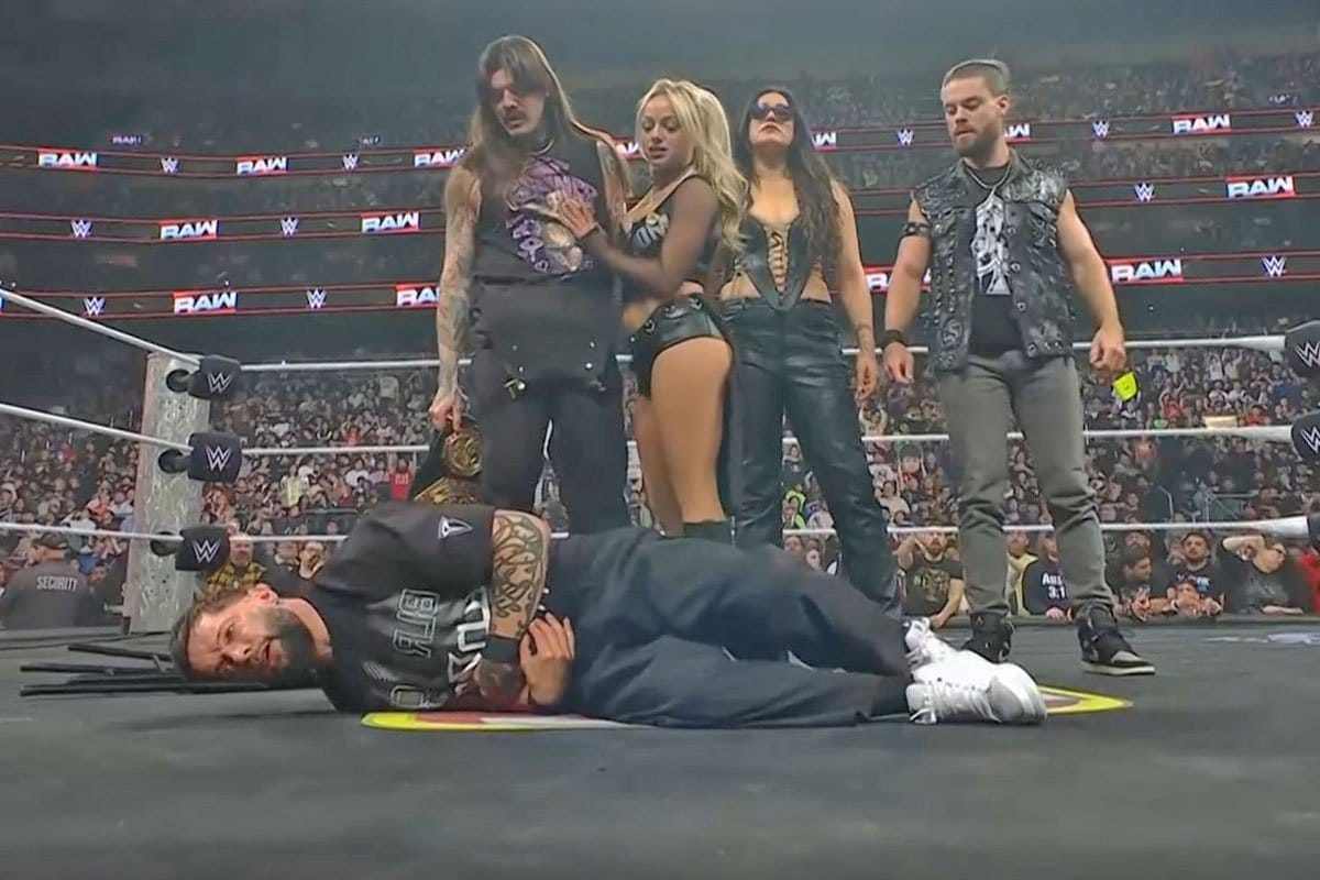 WWE】フィン・ベイラー 無法集団ジャッジメント・デイから追放…4人