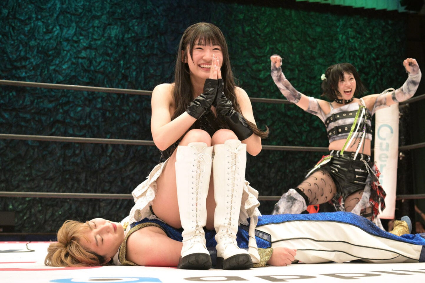 桐生真弥（下）から３カウントを奪い、アイアンマンヘビーメタル級王座となったOCHA NORMA・中山夏月姫