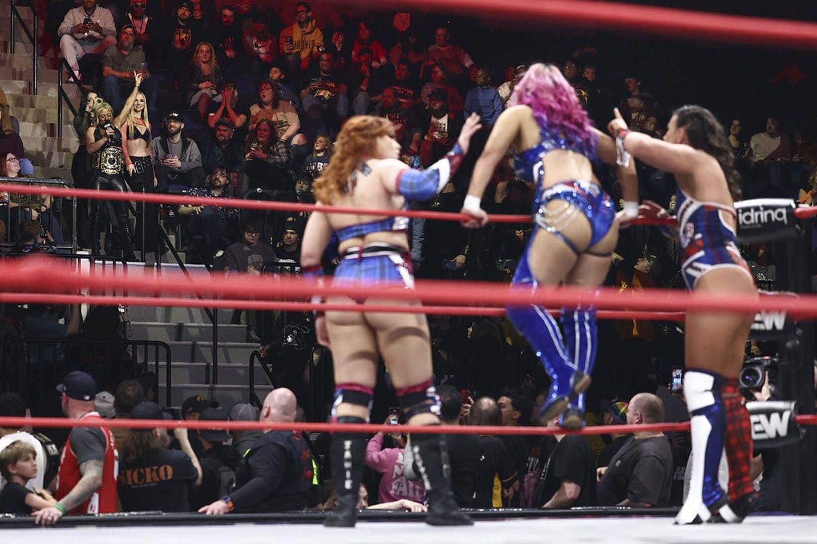 テクラ(左奥)の挑発に激怒する白川未奈（手前中央＝©All Elite Wrestling）