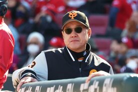 ベンチで渋い表情の巨人・原監督