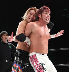  ＨＡＹＡＴＡ(左)にベルトを奪われてしまった小峠