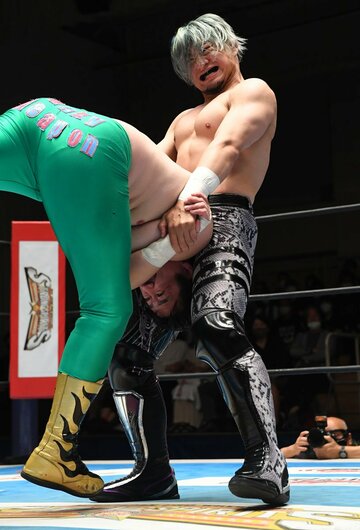  ＳＨＯ（右）の攻撃に苦しむ田口（東スポWeb）