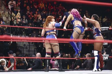 テクラ(左奥)の挑発に激怒する白川未奈（手前中央＝©All Elite Wrestling）