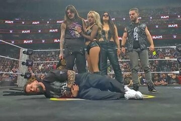 ドミニク・ミステリオ(奥左)ら４人にKOされたフィン・ベイラー（下＝©AbemaTV, Inc.）