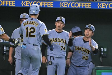 逆点２ランを放った坂本誠志郎（左）を迎える藤川監督