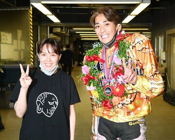  佐藤摩弥（左）とピースをする森且行