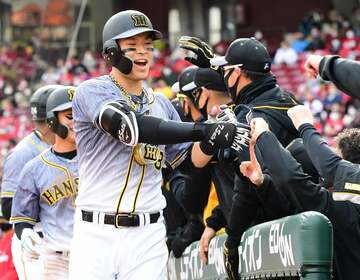  先制３ランを放ち笑顔でナインとタッチする阪神・佐藤輝明(東スポWeb)