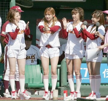 DEF.DIVAの(左から)松浦亜弥、後藤真希、石川梨華、安倍なつみ（2006年）
