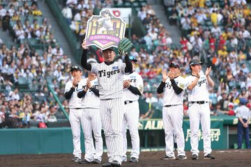 試合後に記念ボードを受け取り、祝福される阪神・岩崎優