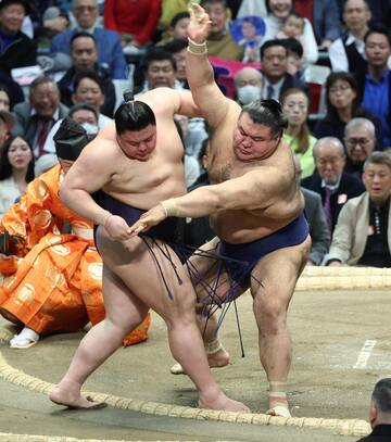義ノ富士を力強く寄り切った高安（右）