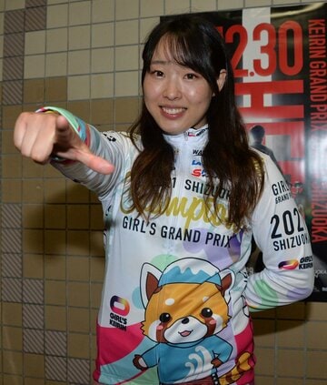  優勝してマキビームを放つ高木真備(東スポWeb)
