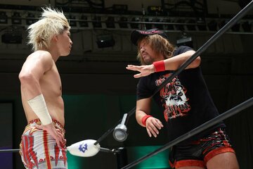 GHC次期挑戦権を賭けて大阪で戦うとマイクで語る清宮海斗（左）と内藤哲也
