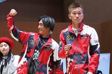 表彰式で喜ぶ峰竜太(左)をよそに、しらけた表情？の西山貴浩