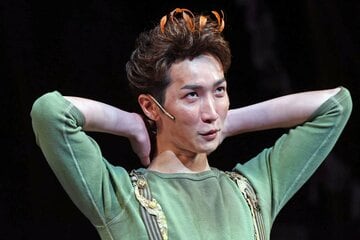 俳優としてコミカルな演技を見せる渡辺翔太