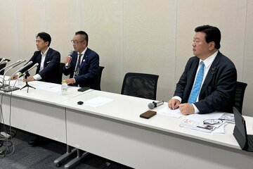 〝UFO議連〟発起人会に出席した（左から）小泉進次郎氏、遠藤敬氏、浅川義治氏