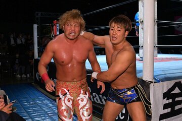 場外でやり合う宮原（左）と青柳