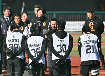 竹丸和幸らに訓示する阿部慎之助監督（中）　