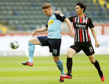  鎌田（右）は先発出場で奮闘した（ロイター）