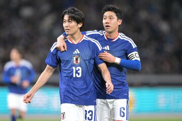 遠藤航。左は中村敬斗