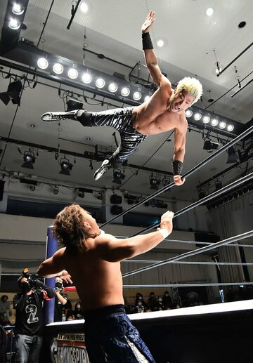  ＹＯＳＨＩ－ＨＡＳＨＩ（下）を攻めるＳＡＮＡＤＡ（東スポWeb）