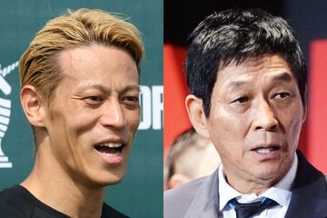 サッカー元日本代表の本田圭佑(左)と、明石家さんま