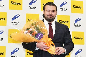 花束を持つウルフ・アロン