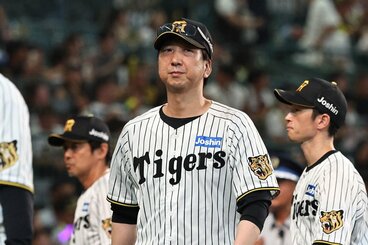 勝利しファンにあいさつした阪神・藤川監督