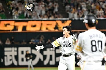 サヨナラ打を放ちヘルメットを飛ばすソフトバンク・柳田悠岐