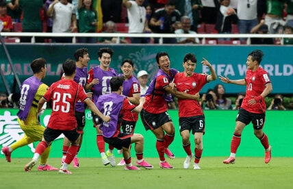 同点ゴールを決め喜ぶ黄仁範（右から２人目＝ロイター）