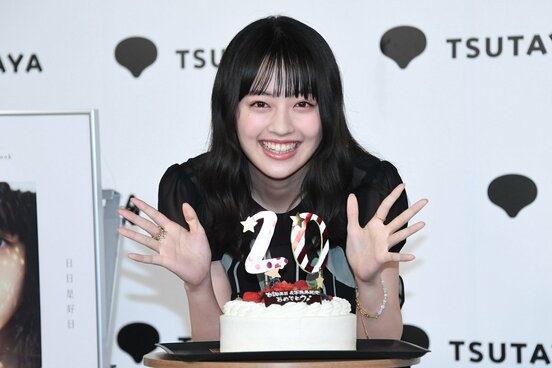ケーキを前に笑顔の上坂樹里