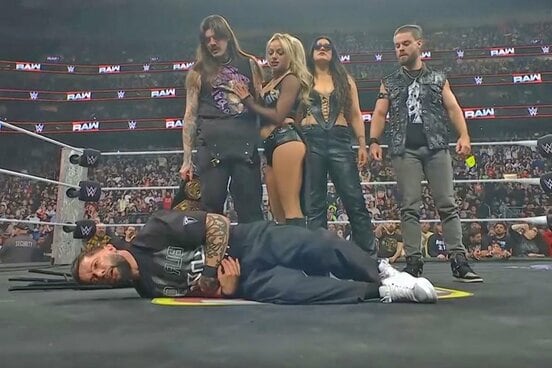 ドミニク・ミステリオ(奥左)ら４人にKOされたフィン・ベイラー（下＝©AbemaTV, Inc.）