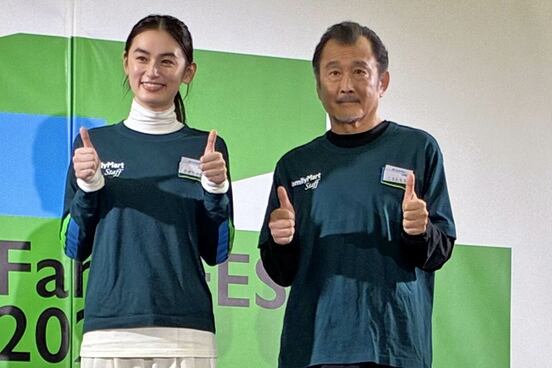 八木莉可子(左)と吉田鋼太郎