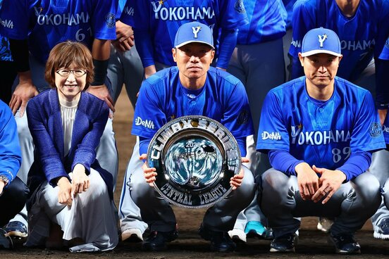 CS突破のセレモニーにも参加したDeNA・南場智子オーナー(左)