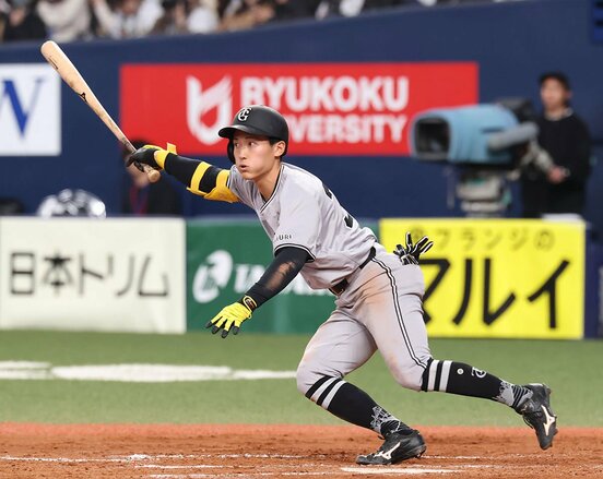 ８回、鮮やかな左前打を放った巨人・浦田俊輔