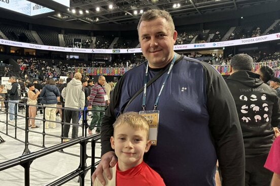 息子のタール・ホーヴェルソン君と写真に収まる把瑠都