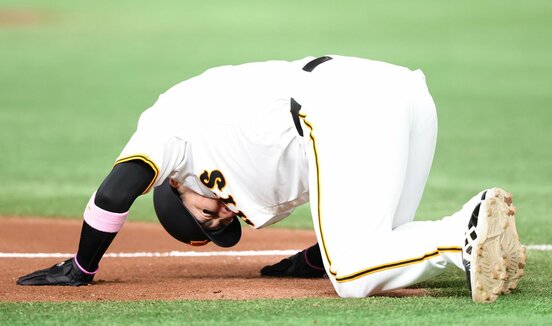 岡本和真の打球が足に当たり苦悶の表情を浮かべる丸佳浩