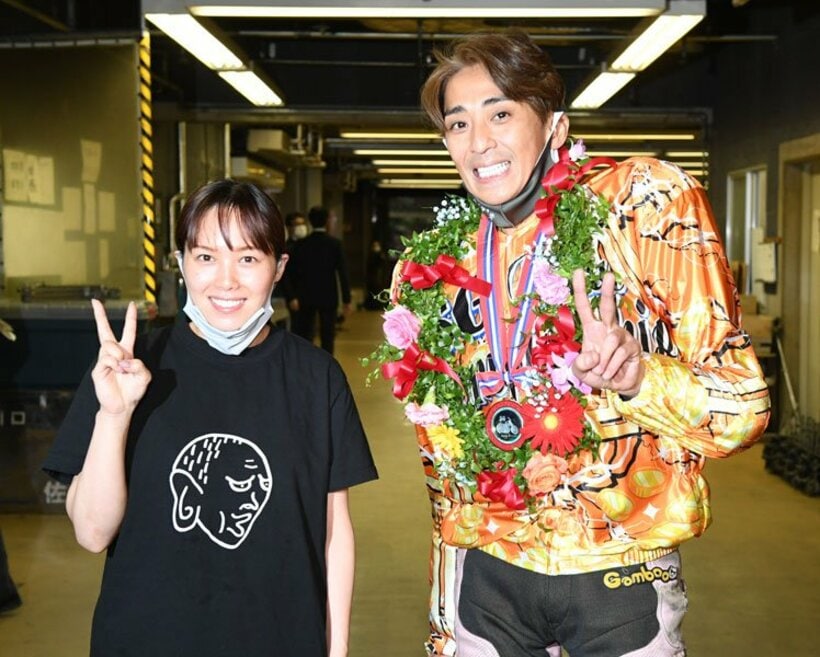  佐藤摩弥（左）とピースをする森且行