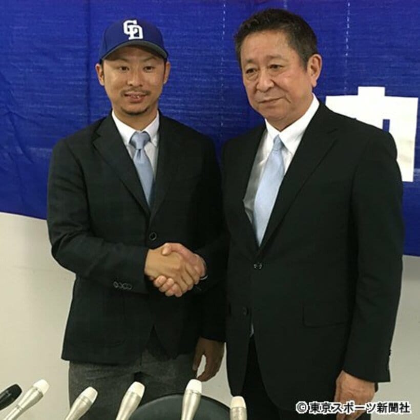  ナゴヤ球場で入団会見に臨む谷元。右は西山代表