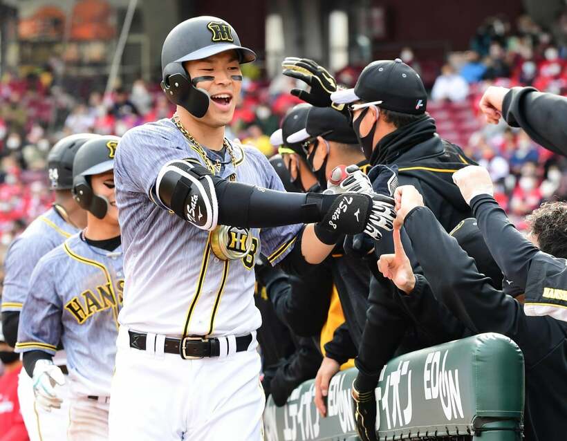  先制３ランを放ち笑顔でナインとタッチする阪神・佐藤輝明(東スポWeb)