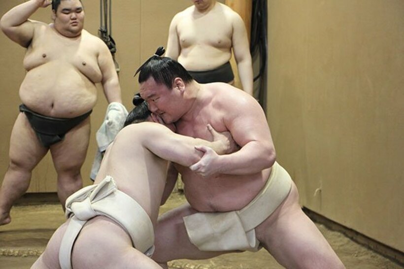  炎鵬に胸を出す白鵬