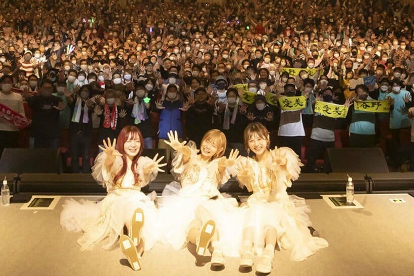 解散ライブにかけつけた観客たちをバックに、記念撮影する「まなみのりさ」