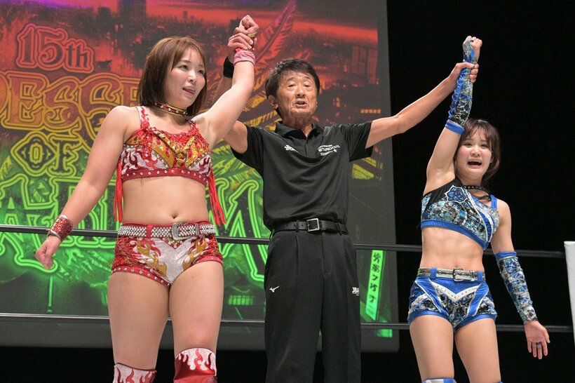 決勝トーナメントに進出したSareee（左）と叶ミク（右）