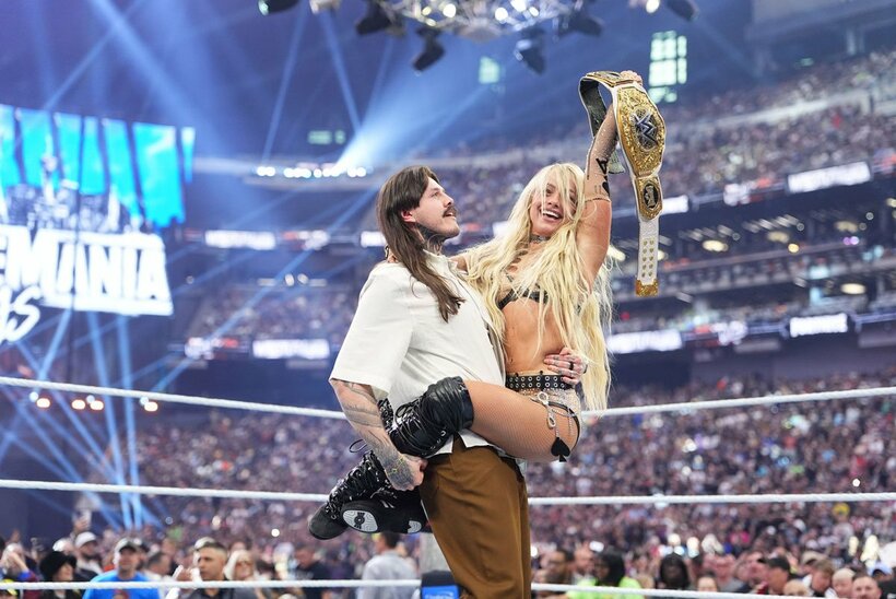 女子世界王座を奪回したリブ・モーガン（右）は〝恋人〟ドミニク・ミステリオに抱きついた（©ＷＷＥ）