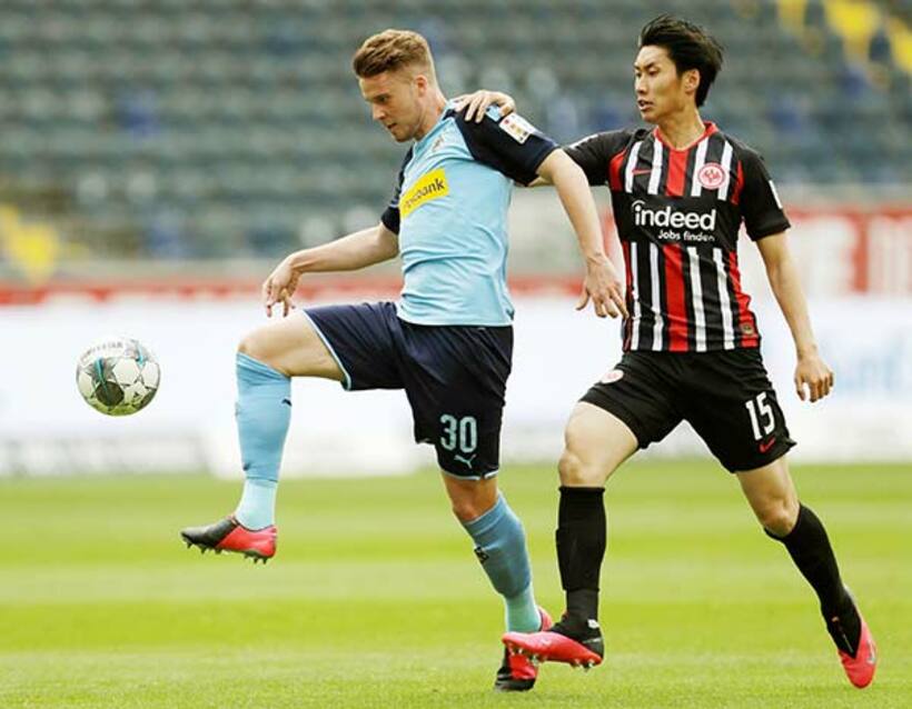  鎌田（右）は先発出場で奮闘した（ロイター）