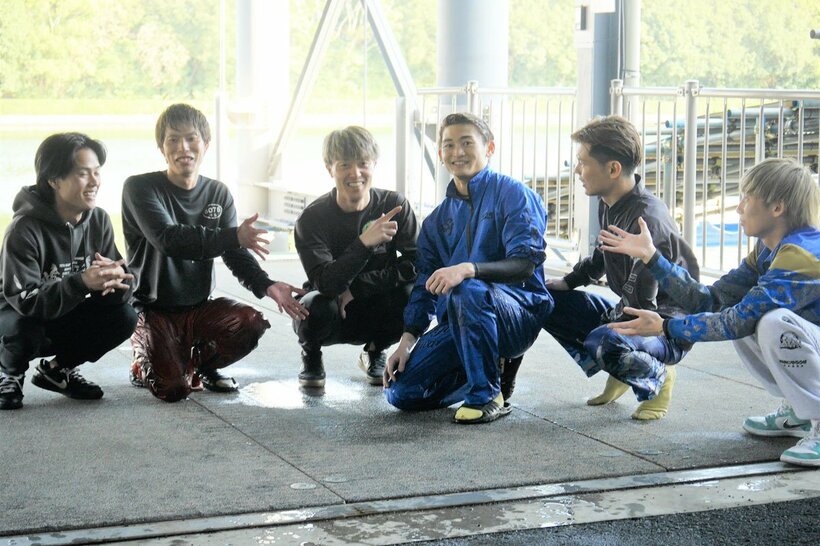 水神祭でずぶ濡れになった藤原仙二(左から４人目)