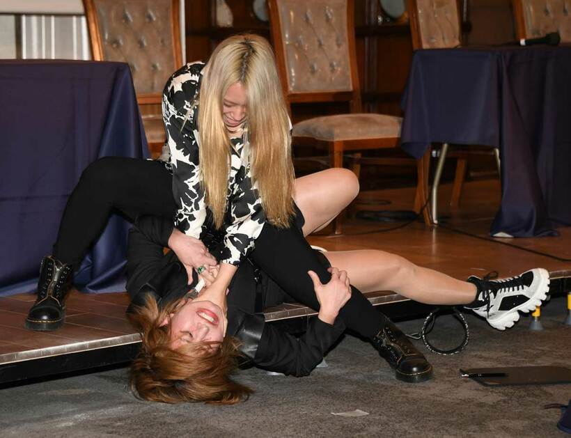  朱里を襲う渡辺桃（東スポＷｅｂ）